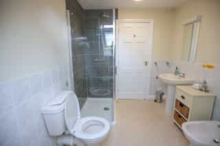 A bathroom at Castle View Lodge