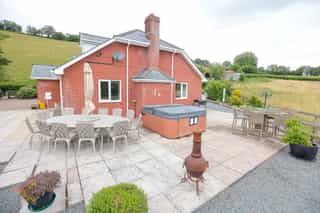 The patio, terrace and hot tub at Castle View Lodge